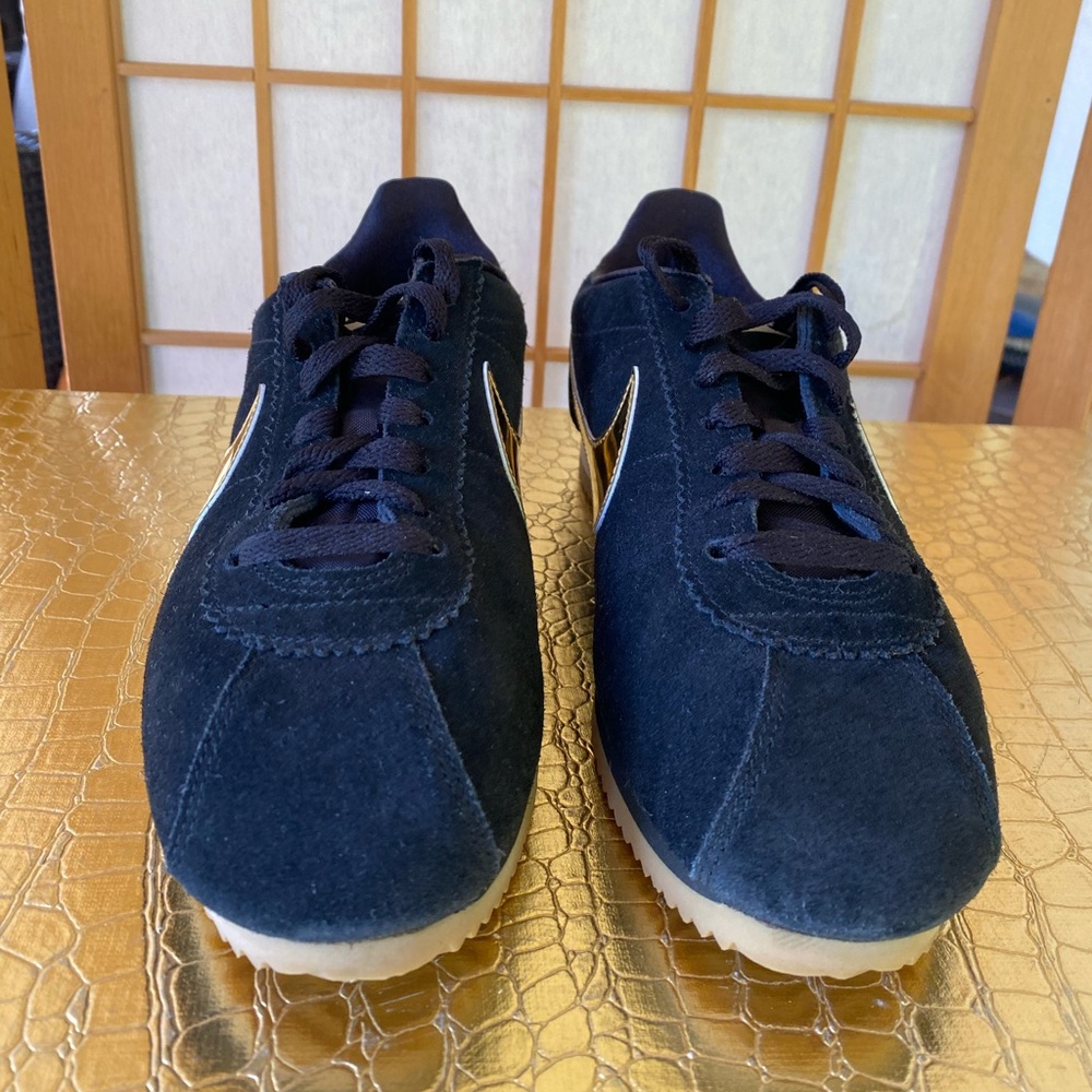Nike Women's Sneakers in Black and Gold - Picture 2 of 10